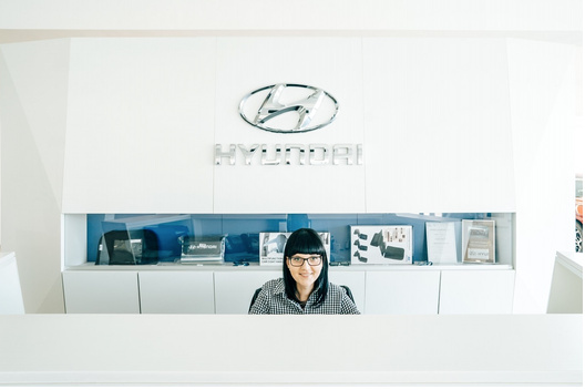 VPokud se rozhodnete navštívit náš autosalon Hyundai osobně, dostanete hned úsměv a uvítanou. 🤗